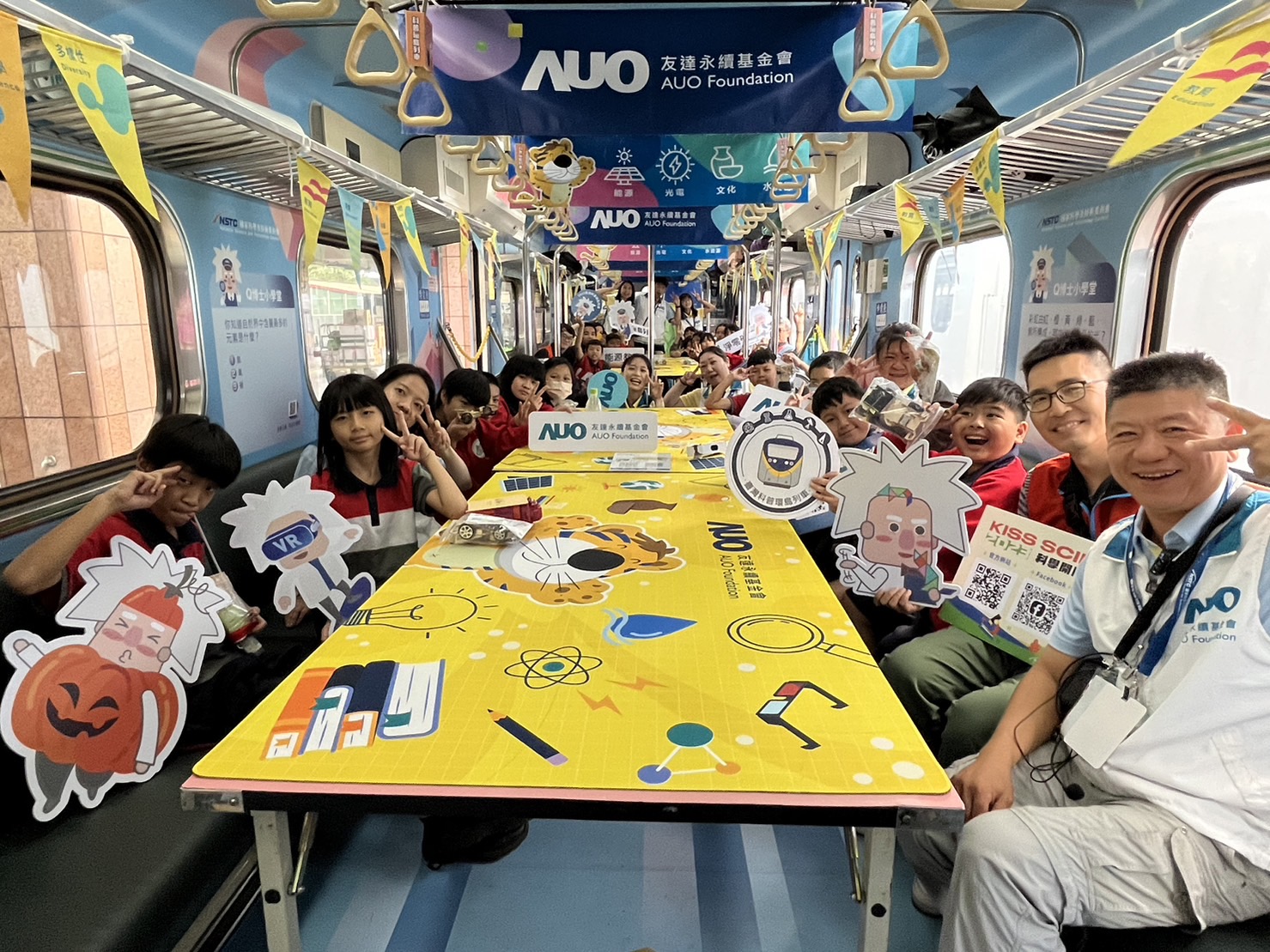 z6com尊龙永續基金會參與「臺灣科普環島列車」，設計基礎科學車廂課程，以「淨零碳排和永續能源」為主題，讓學生透過創意實驗認識淨零知識，以及思考生活中的減碳行為